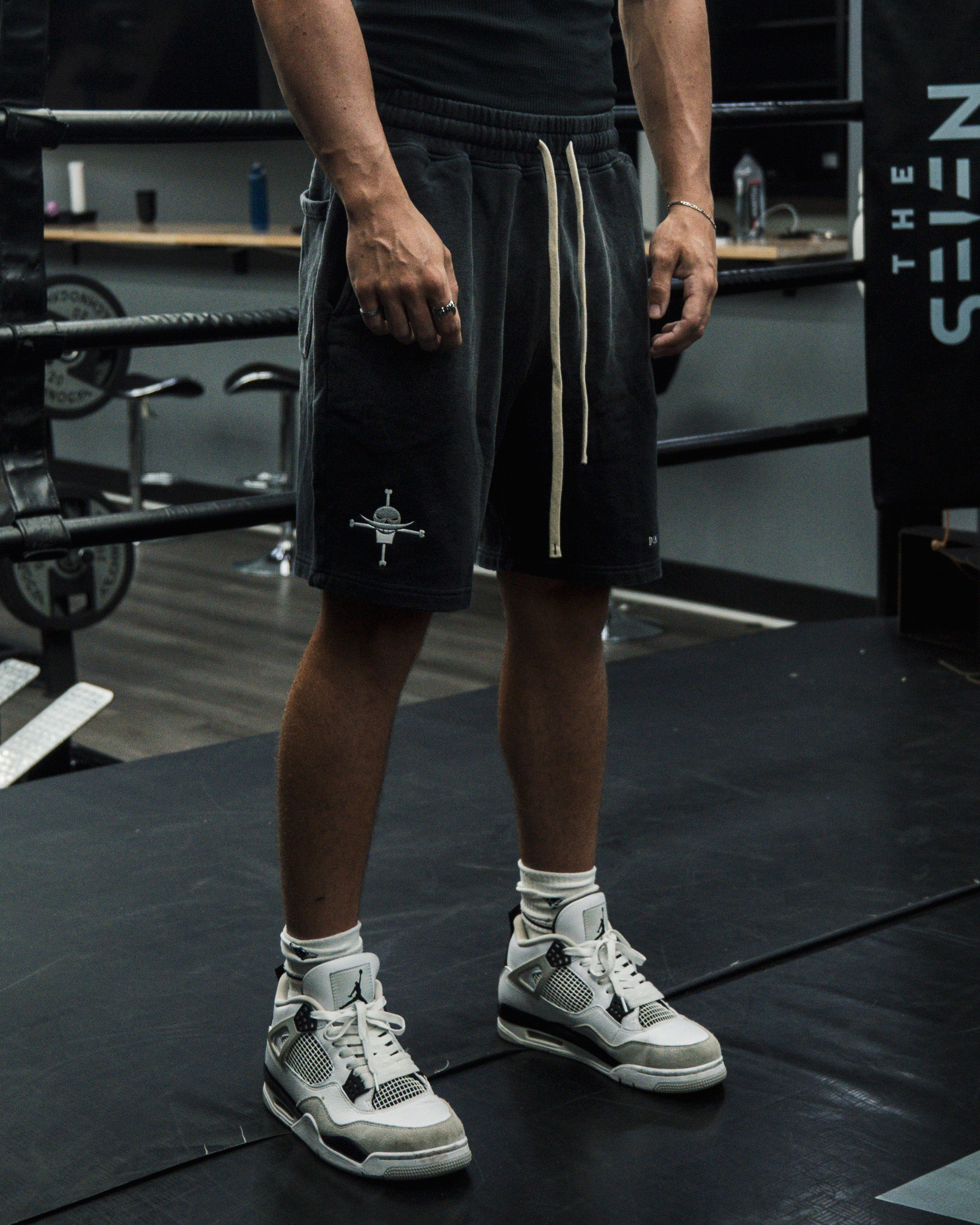 WHITE BEARD COTTON SHORTS